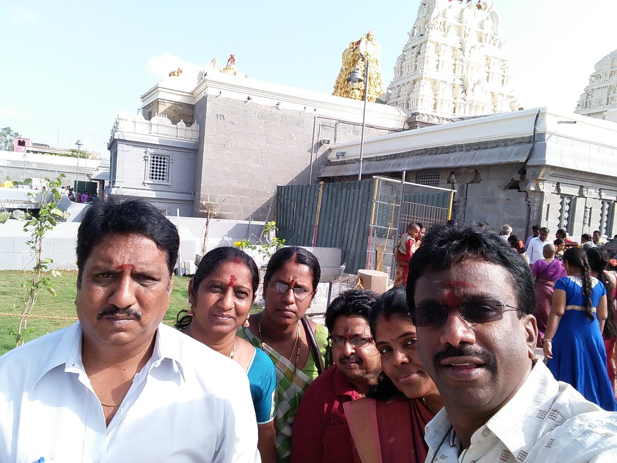 onlynikil's tweet photo. Had a nice dharshan in #kancheepuram #kamakshiamman thanks chandrasekhar &amp; natraja Sastry #Nikkilcinema #news23 #nikkilsms #cinimininews https://t.co/oSMnBTYyc0