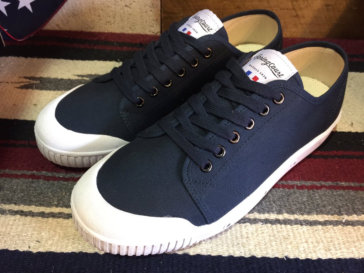 ヴィレッジヴァンガード本店 Twitterissa ジョン レノンが愛用したスニーカー Spring Court スプリングコート 入荷しました これからの季節ちょいと足首出して履きたいスニーカーです ゴールデンサイズの41 26 26 5cm 42 26 5 27cm です 他サイズのお