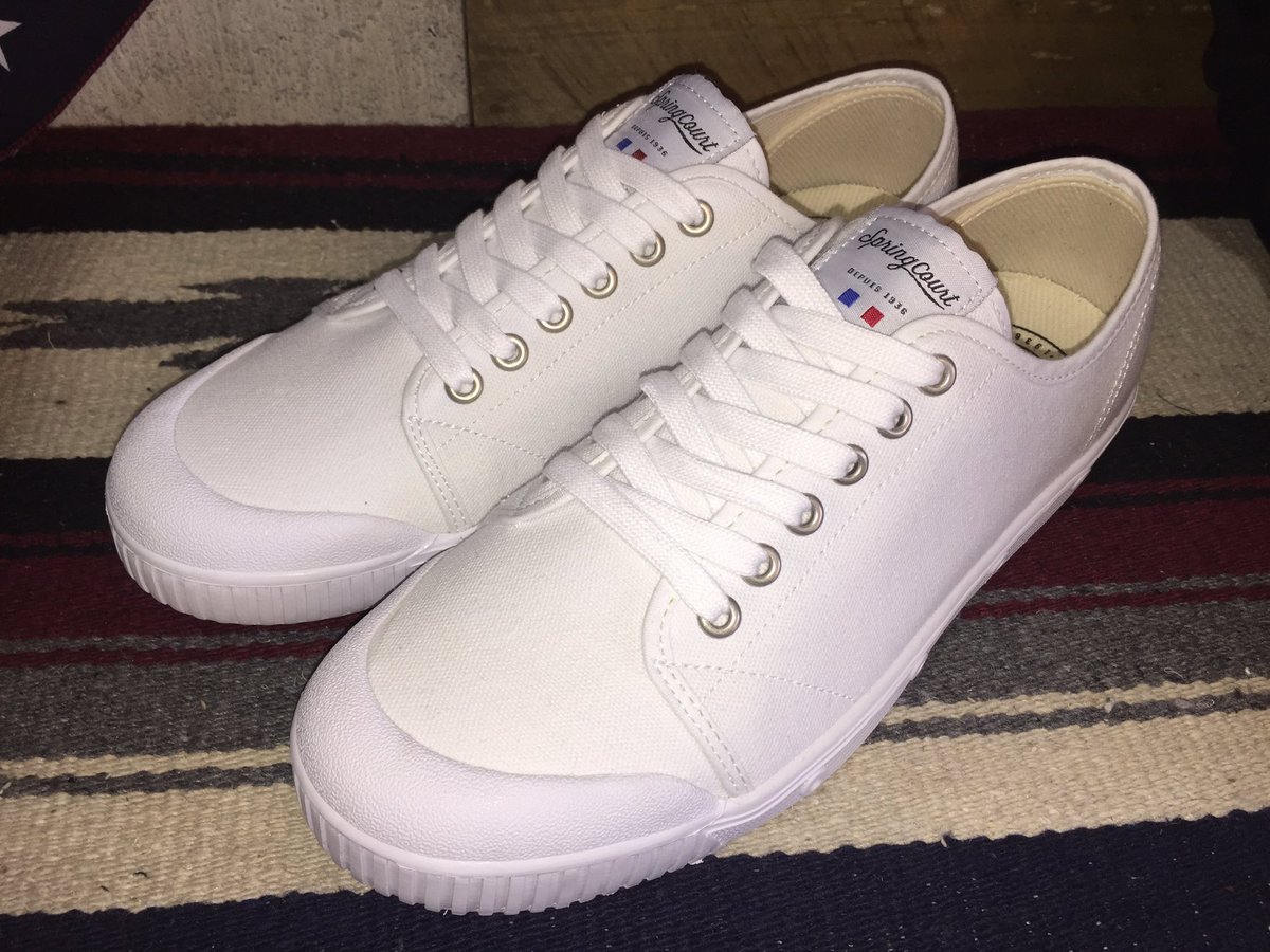 ヴィレッジヴァンガード本店 Twitterissa ジョン レノンが愛用したスニーカー Spring Court スプリングコート 入荷しました これからの季節ちょいと足首出して履きたいスニーカーです ゴールデンサイズの41 26 26 5cm 42 26 5 27cm です 他サイズのお