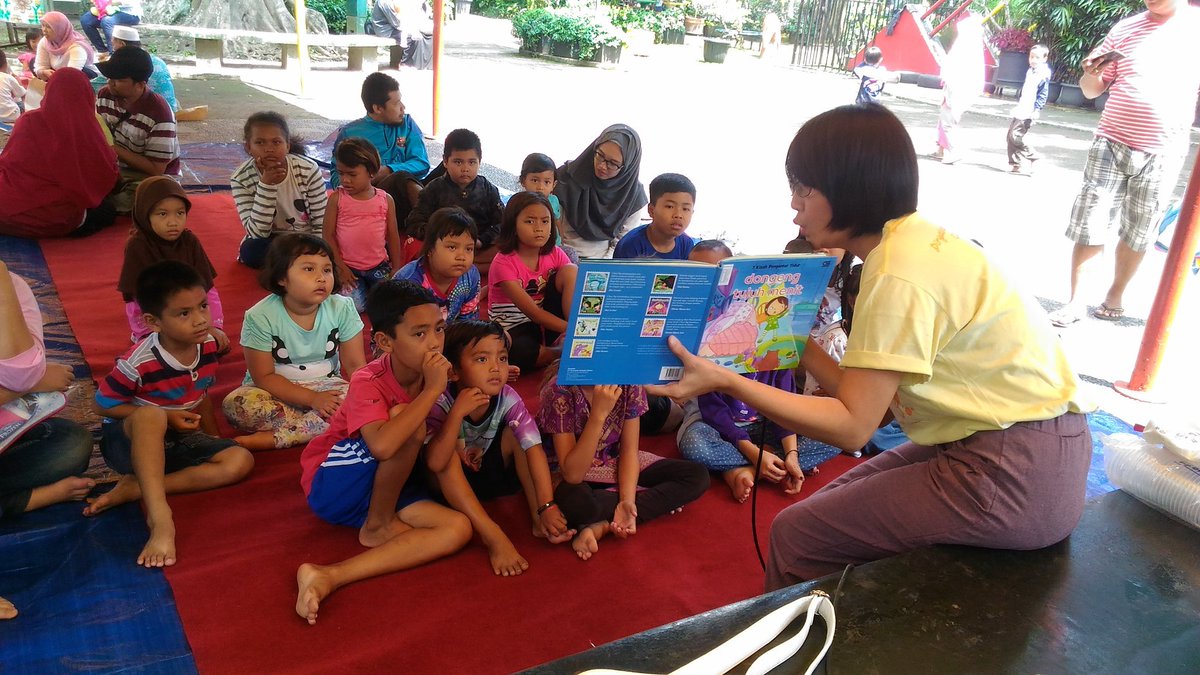 Halo teman dongeng! Tadi pagi kak Bonchie dari KDKH bercerita tentang hiu yang suka tersenyum di Taman Topi. Seru! :D