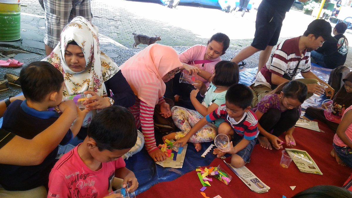 Setelah mendongeng kak Bonchie mengajak #temandongeng membuat kerajinan tangan hiu dan makanannya. Ayo berkreasi!