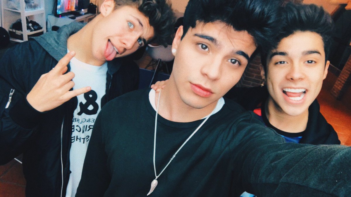 villalobossebas's tweet photo. Es el último 11:14 de Mario con 20 años. Estamos aquí para celebrarlo. Que sigan las bendiciones, el amor, la amistad y los recuerdos. <3 x https://t.co/Pi8cePAylM