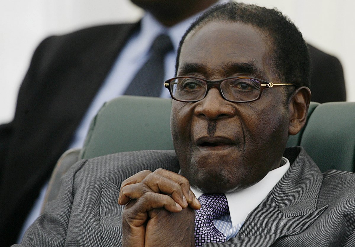 Zimbabwe: Mugabe est rentré au pays après sa visite médicale à Singapour!