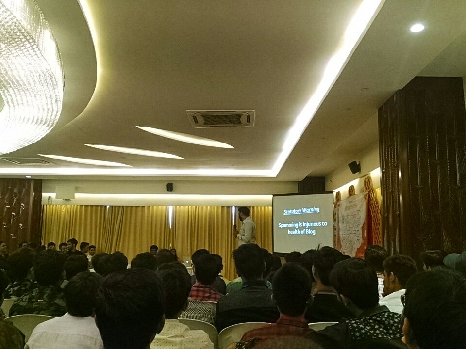 parthsuba77's tweet photo. First session by @PulkitTrivedi for starters in #blogging domain
#GujjuBloggersMeetup #GujjuBloggersMeetup2017 #Ahmedabad https://t.co/Ip4D0cUzYW