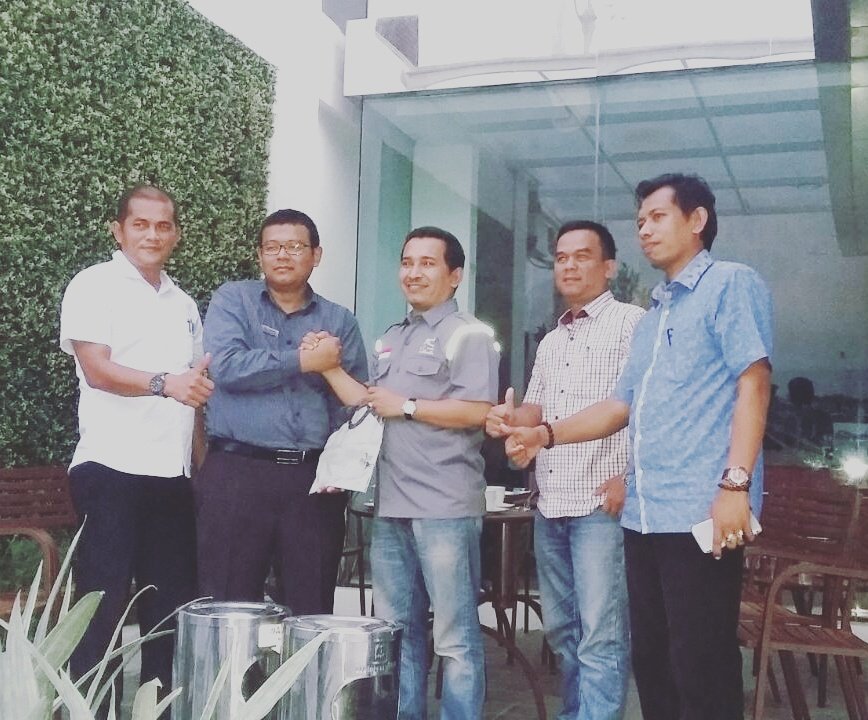 Seremony penyerahan baju dari <a href="/DuniaBarusa/">PT. Dunia Barusa</a> untuk <a href="/TRCI_Aceh/">trci.aceh</a> persiapan jak u Gayo