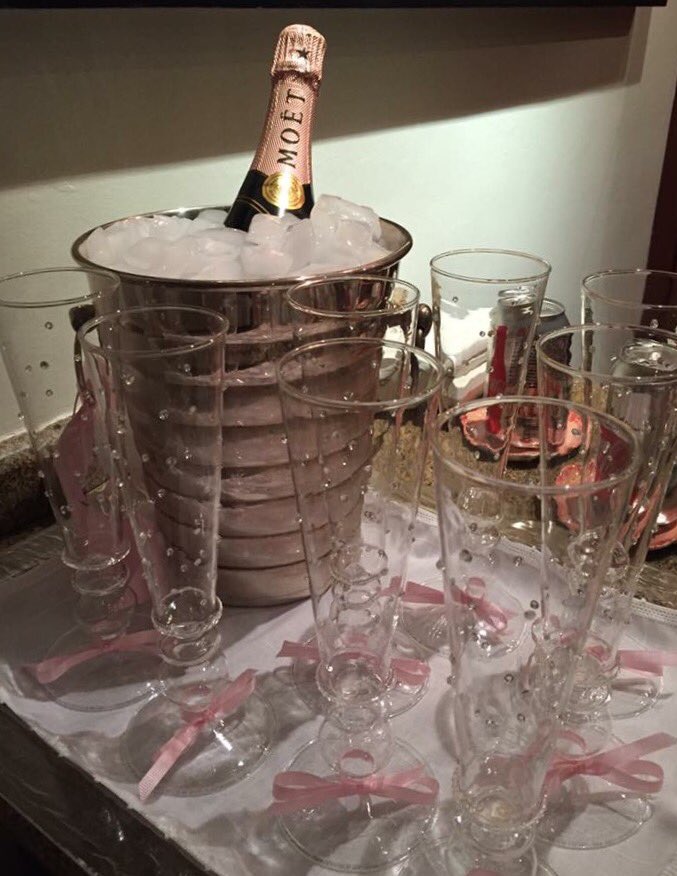 lntwz46's tweet photo. Here's to the nights that turn into mornings. Time to drink champagne! 🍾🥂#AfterConcertParty #Bosé @runningdiva34 @bremer06 https://t.co/TdPhjJBNzQ