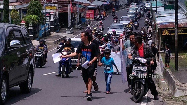 Warga Lawu Galang 1.000 Tanda Tangan Tolak Eksploitasi Geothermal Lawu m.solopos.com/2017/03/05/war…