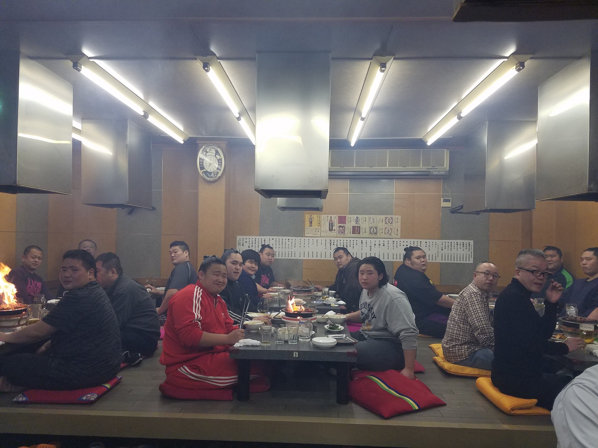 九重 龍二 千代大海 恒例の九重部屋焼肉激励会 数分前までは 真っ白で写真も撮れませんでした 笑 お腹いっぱい400人前 ごっつぁんでした