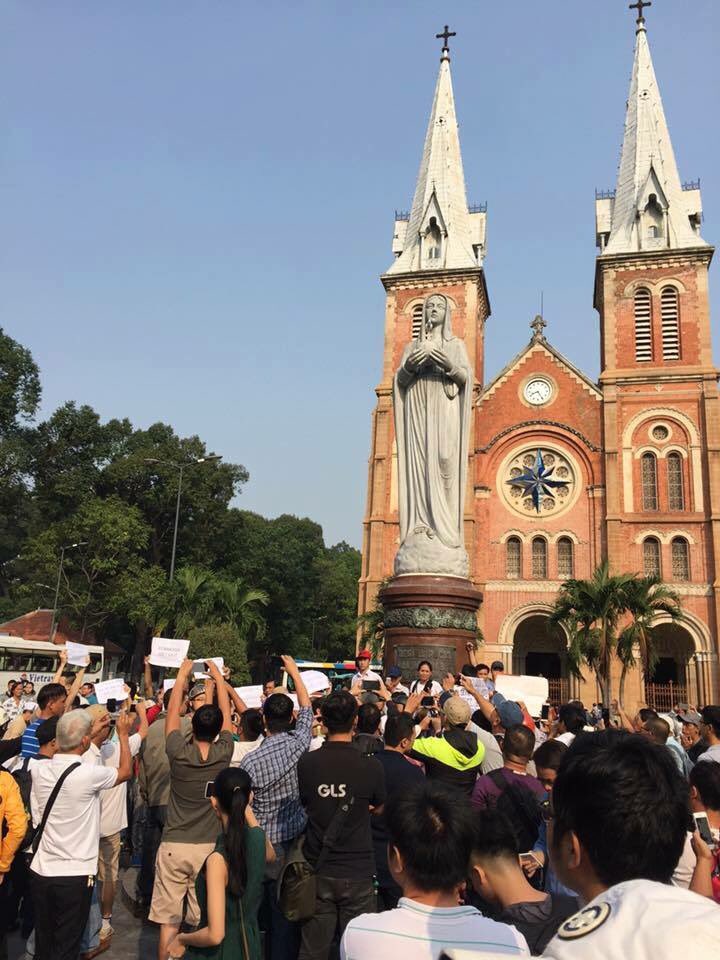 viettan's tweet photo. Also protests in #Saigon, #Vietnam against #Formosa fish kills. #toichonca #ichoosefish #environment https://t.co/QKFPSGkAS2