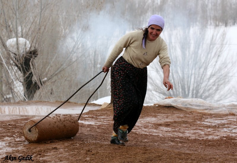 voxpoptr's tweet photo. Adına şiir yazılmamış kadınlara selam olsun ! https://t.co/7T3d9MkfHt