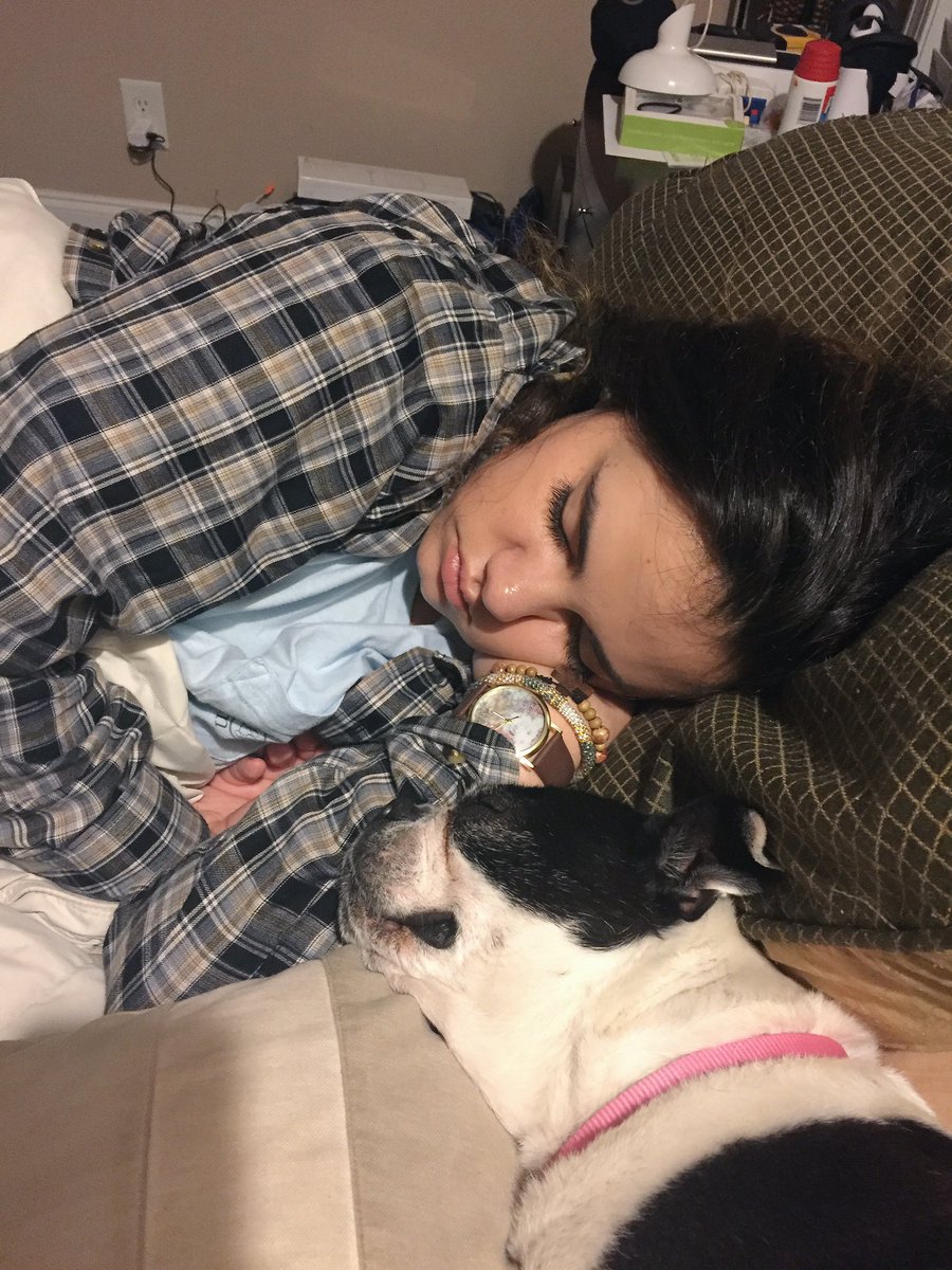 juliette_ferrer's tweet photo. Woke up from my nap and mom says: "did you see the pics I sent you?" Ok psycho ππ #groupnaps https://t.co/W5NeWIrY7E