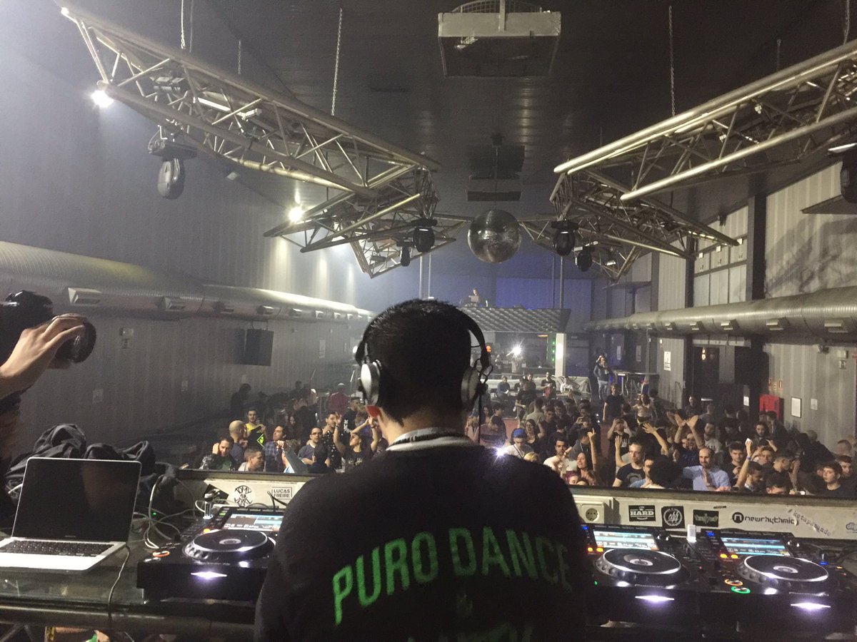 Los40Dance's tweet image. Cierre espectacular en la sala satélite de @EnricFont #EspecialMaximaReserva🎉 @fabrikdiscoteca #MaximaFM15Aniversario #Maximapremiumfestival