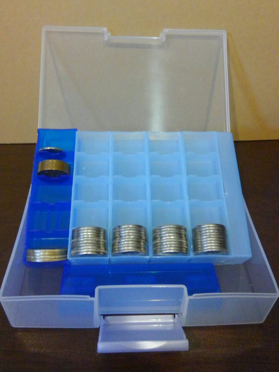 100円玉と500円玉だけのコインケースって売ってないから自作した！ 100均アイテム4つだけで作ったから総額432円！ 材料：セリアのポストカード ケースと100円玉ケース×2、ダイソーの500円ケース 我ながら器用じゃないか💪