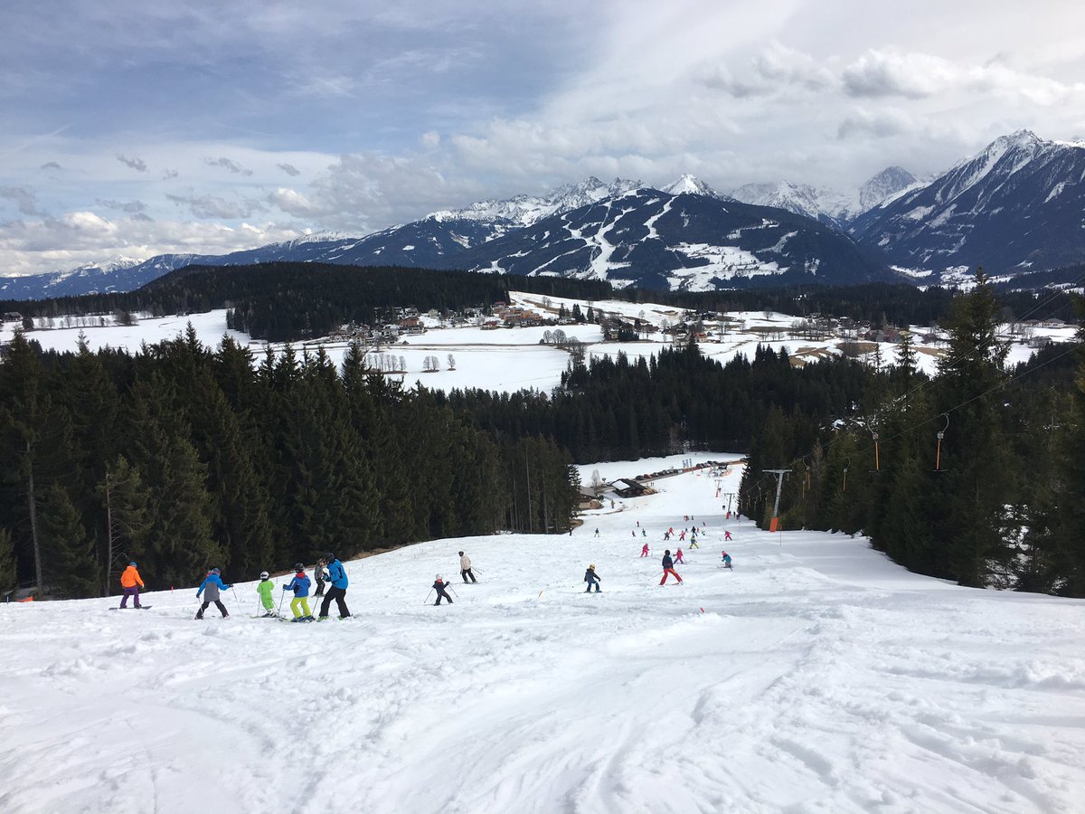 ikwilmeerreizen's tweet photo. Vandaag skiën voor beginners part 2. Zó verbaasd hoeveel je al kunt leren in 1 dag! #feelaustria #oostenrijk #schladmingdachstein https://t.co/YfLXalB5va
