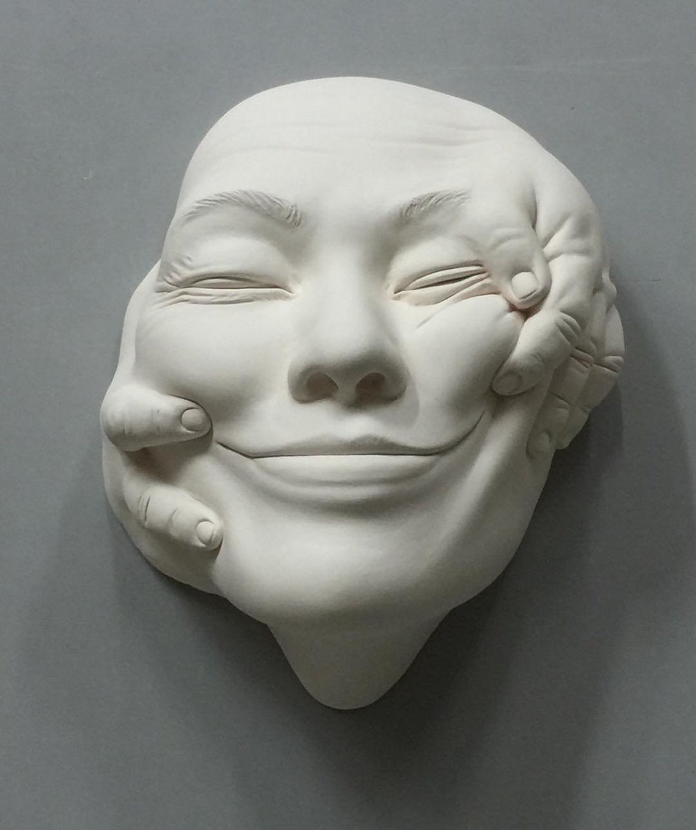 Brindille_'s tweet image. "Il faut sourire pour être belle", qu'ils disent... 
#sculpture de Johnson Tsang