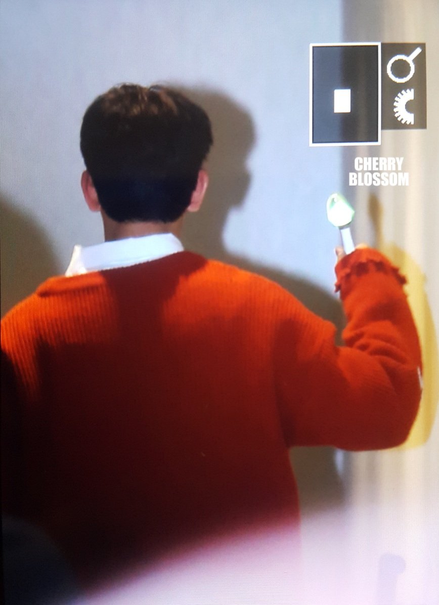 cherryblossom7_'s tweet photo. 170305 명스톡 출근 #진영 💖 라이트키링 흔들면서 등장한 진영이~🙋🙋 너무 귀여워~ 뒷모습도 씹덕~😘 @jrjyp #GOT7 #Jinyoung #눈발 https://t.co/Xw8y15EgBc