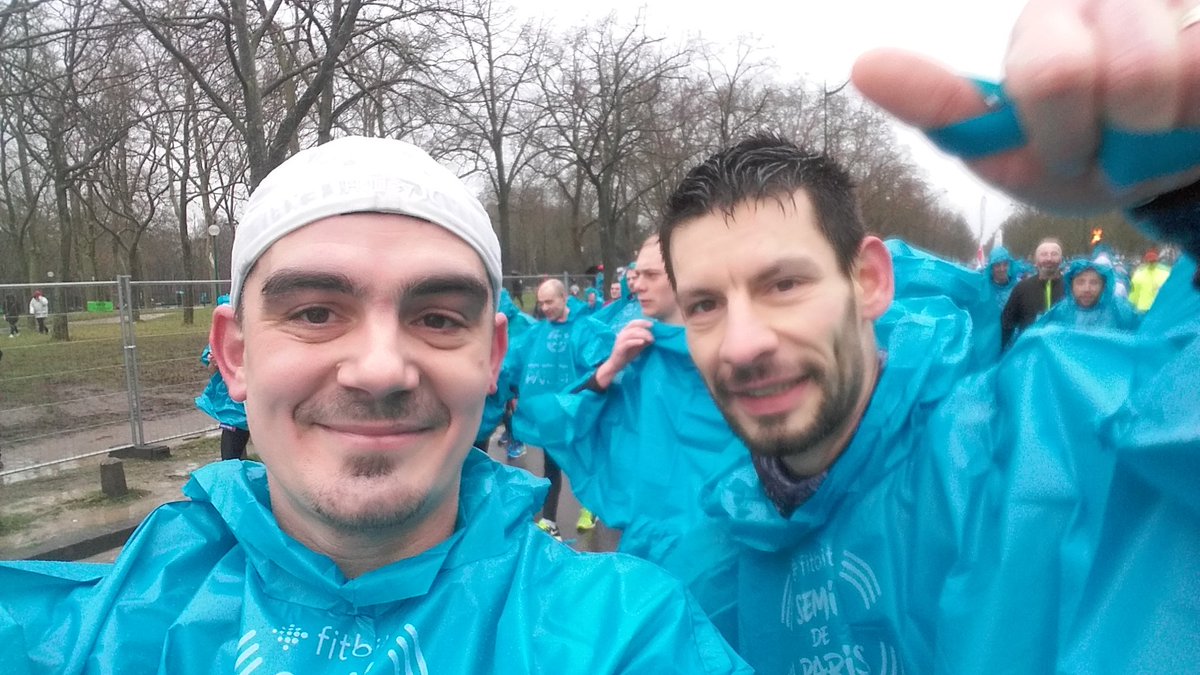 Ollie_Hla's tweet image. At the #SemiParis finish line with colleague and running buddy Michel after 1h43&apos;59. We were better than the weather 😂 #eos2gether