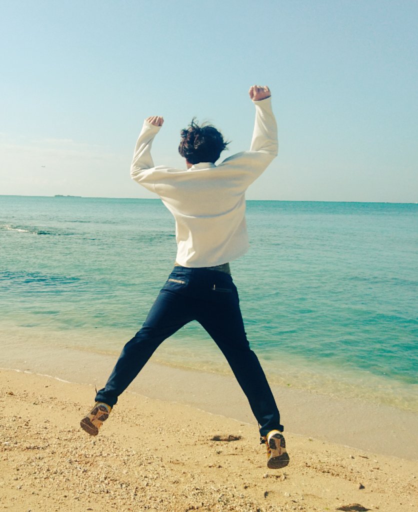 ともきちゃんねる 沖縄の海でジャンプする写真を撮るがジャンプ力が低すぎて残念な後ろ姿のともき かわいいとおもったらrt かっこいいとおもったらrt 画像フォルダ整理したら出てきた T Co 5gnoxpyxfd Twitter