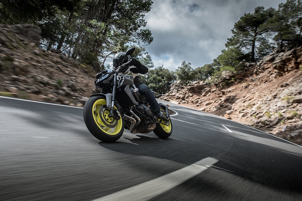 Fastandlucky's tweet photo. Essai de la Yamaha MT-09 2017 ! https://t.co/13Qdh7GPse @yamahamotoreu @YamahaMotorFr #YAMAHAが美しい #MT09 https://t.co/CADeTruQ3r