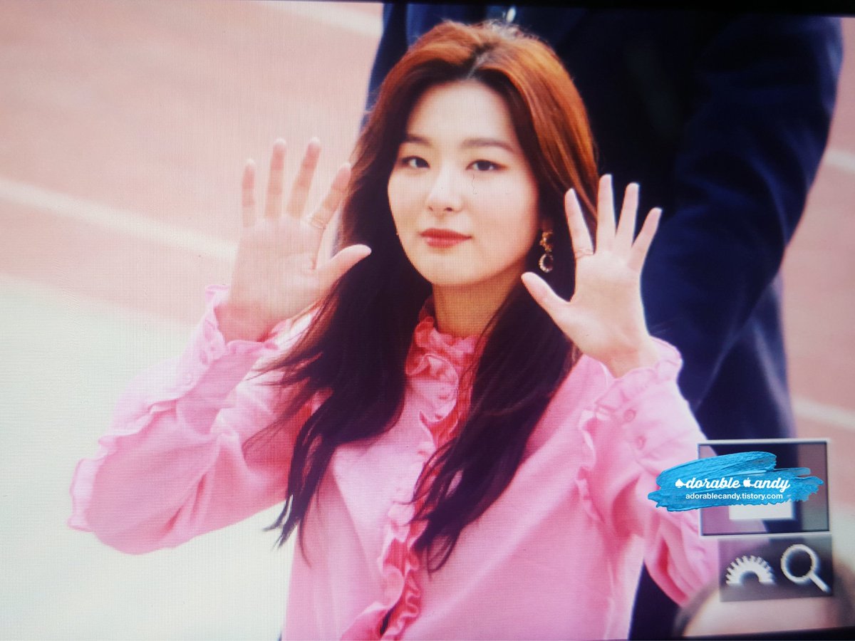 adorablecandy81's tweet photo. 170305 안양FC 
#슬기 #레드벨벳 #RedVelvet 
#HappyYeriDay https://t.co/JPR1ZIPh8Y