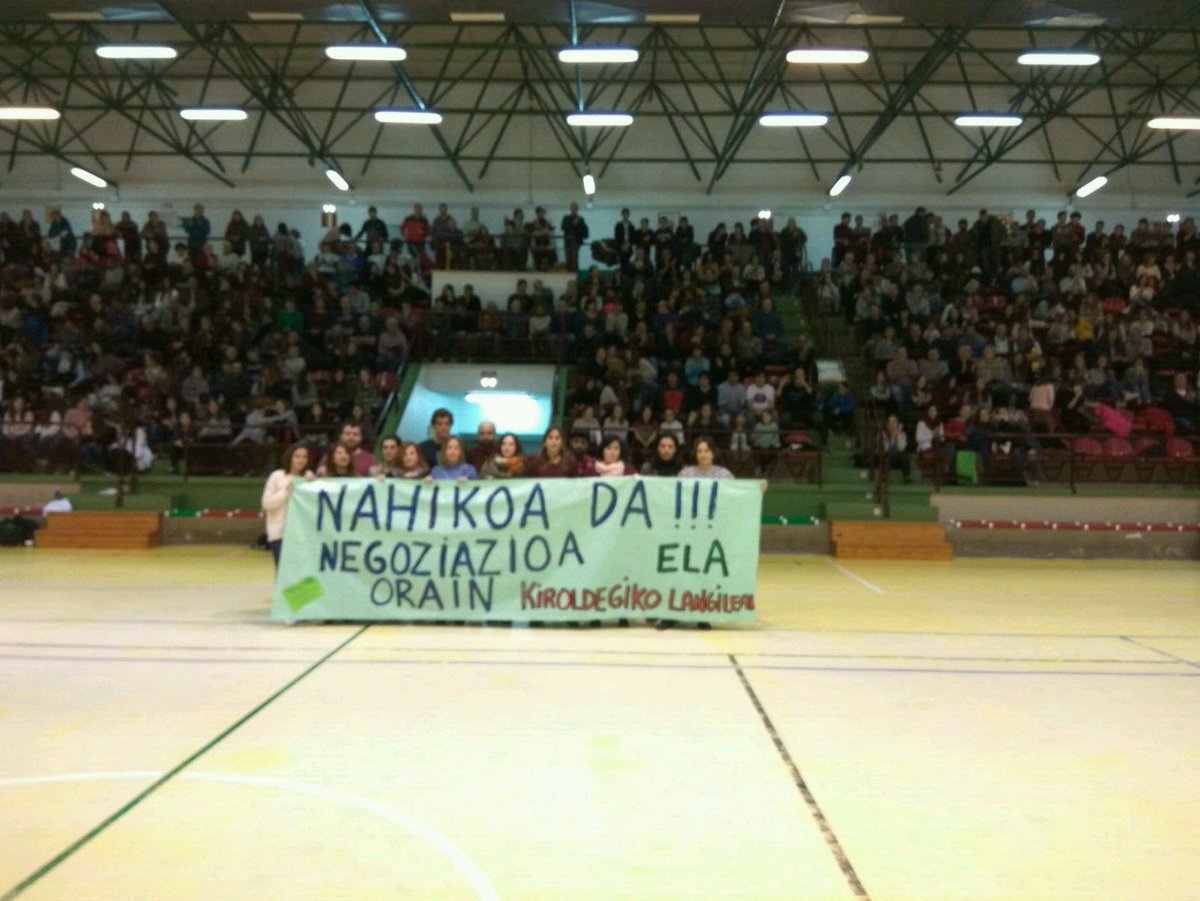 ZarautzGuka's tweet photo. Kiroldegiko langileek aldarria egin dute Aritzabataldeko kantxan https://t.co/DBt1A0t69d #zarautz https://t.co/5IeuipRs3s