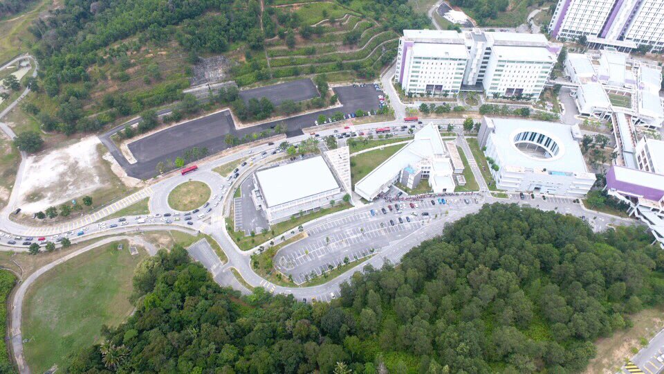Students returning to UiTM Puncak Alam campus after the long break.