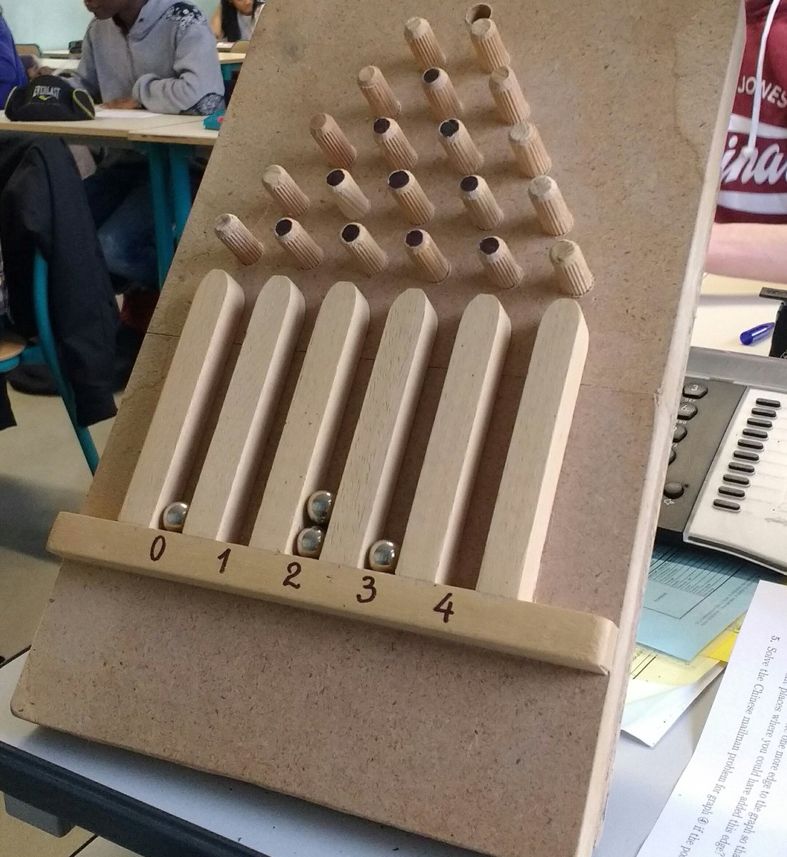 panlepan's tweet photo. Probabilités en première cette semaine. J'ai amené ma mini planche de Galton! #binomiale #succes https://t.co/IftccmuHgG