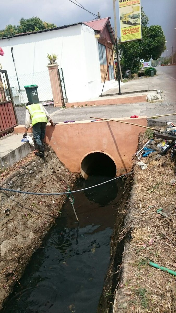 BelatiKGR's tweet photo. @JKRPerlis @JKRMalaysia @belatikedah_zu @belatiwangsa_zu-kerja mencuci longkang tersumbat di laluan FT179/2.5 jln kgr-kodiang https://t.co/Cf5ccoddLQ
