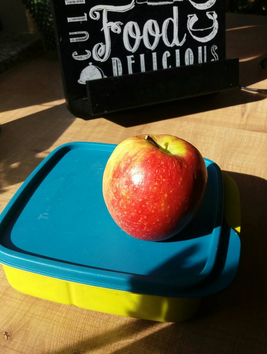 SuperWoman_SWDD's tweet photo. Deliciosa tartera para el trabajo #61de365 #vidasana #herecomesthesun #SWenmarcha #bikini #manzana #locosdelclic https://t.co/IBbG9g0zCu