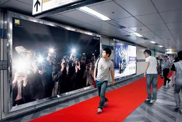unepubparjour's tweet image. Excellent ce Street marketing de Nikon au Japon, lorsque vous passez devant ce panneau les flashs  s'activent et font de vous une star :) !