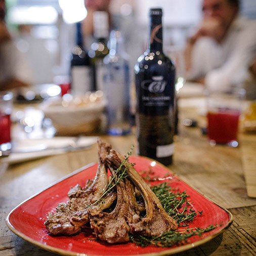 En Chuletas como estas está la diferencia. Las #DeBarrio son las mejores de #Sevilla. ¿Vienes hoy con los tuyos? #LaEscondida