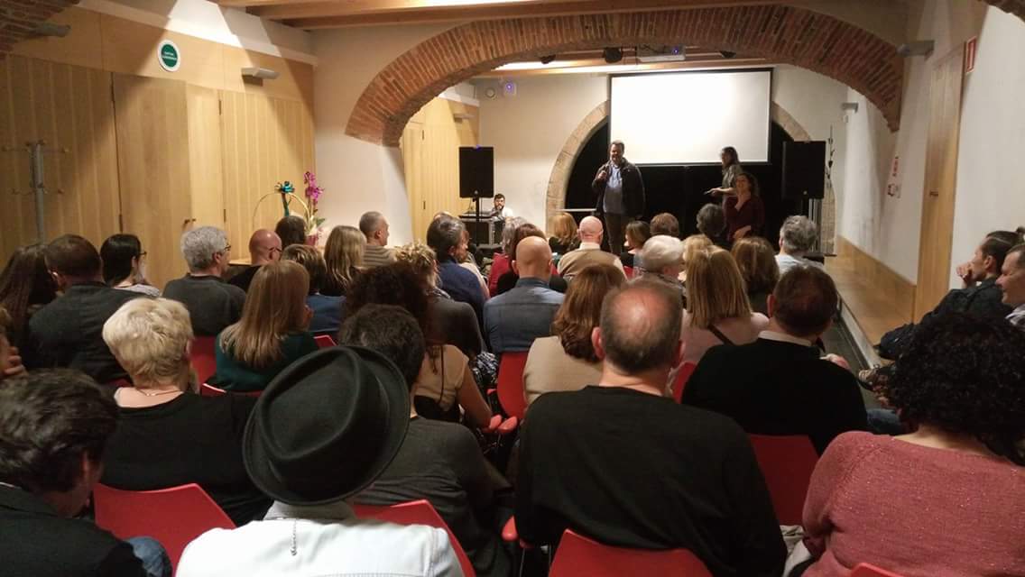 curtlasang's tweet photo. Moltes gràcies per l'assistència! #PleComUnOu #estrena #lasang #curtmetratge #cultura #llengua #literatura #catala fotografía Meri Farnells https://t.co/klVjr5pNN8