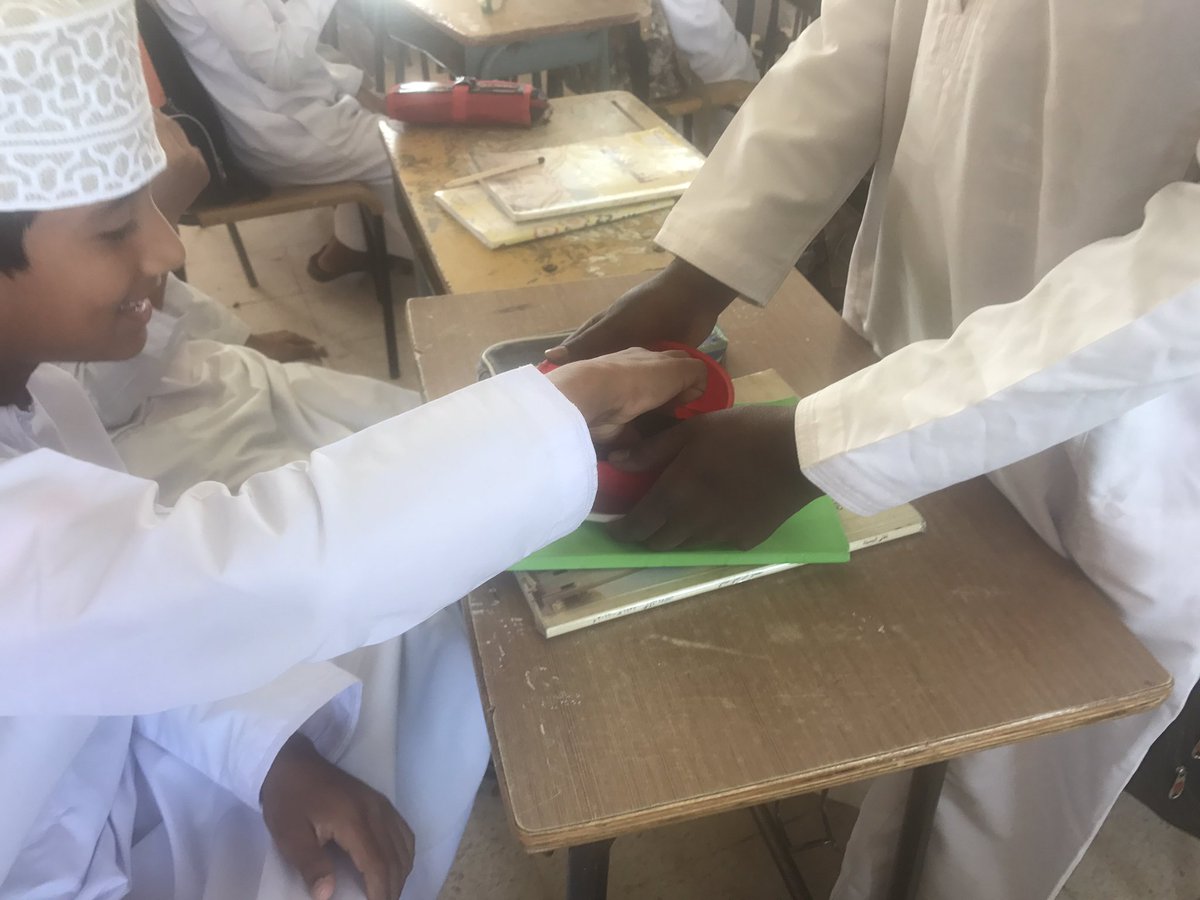 بمناسبة عقد زواج الاستاذ / سالم الربيعي احتفل مع طلابه اليوم وتناول الطلاب الحلوى العمانية بعدها تقدم الطلاب بالتهاني والتبريكات لمعلمهم 🌹