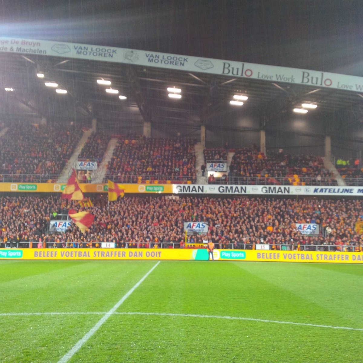 BramWillemen's tweet photo. Impressie vanop de middenstip gisteren vlak voor #kvmand zondag nog een puntje en we zijn er! #yellowredsarmy https://t.co/EMqX7z2fuY