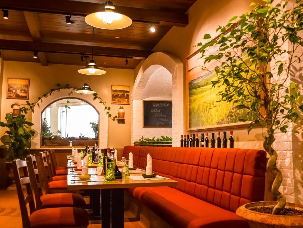 fourpointkuwait's tweet photo. Just settle down on this bench, there's a plenty of Italian comfort food to go around. #lamammapizzeria #fourpointsKuwait https://t.co/MGeFze90Xy