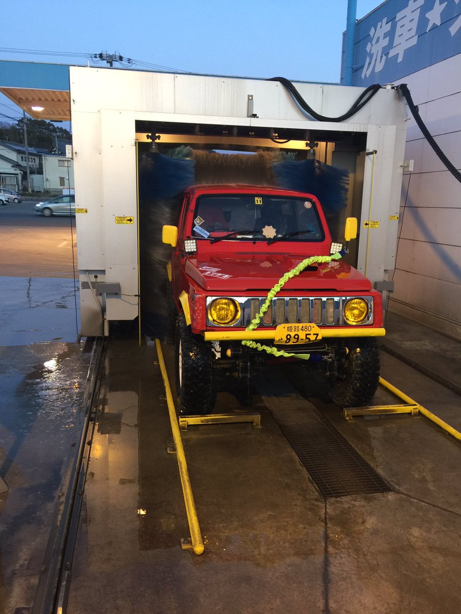 No Twitter ランクルのヘッドライト 言われたやつで磨いたらピカピカなった 左目が磨いた後 左右比べたらやばいw はよ車も磨いてもらいたいm M ジムニーも洗車機通して意味なかったからまた手洗いwww 調子良かったらジムニーおりるしピカピカしたw T