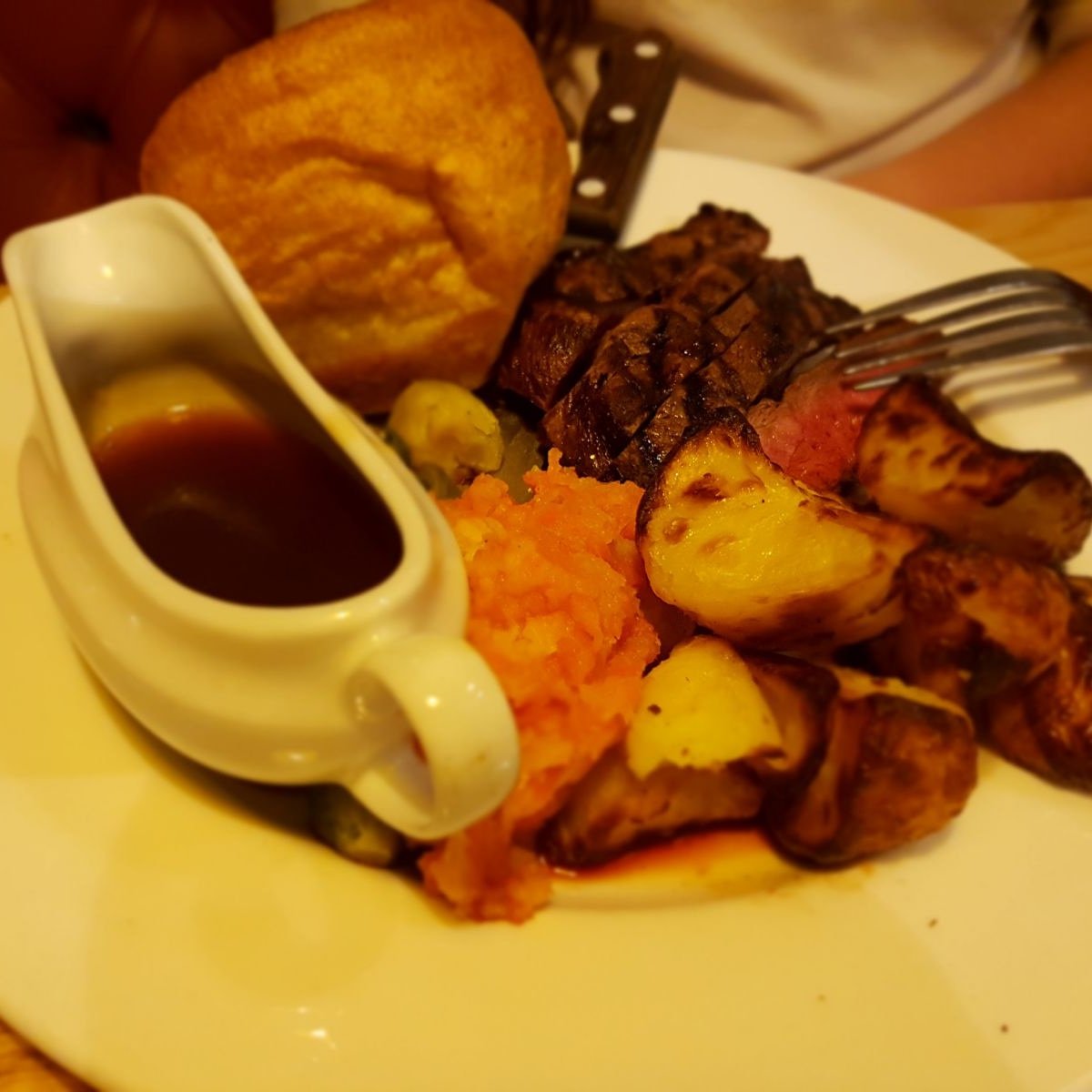 PICaDINNER's tweet photo. #PICaDINNER for the #PICaDINNERCOMP by @punch4444 (instagram) sunday roast with lamb potatoes gravy vegetables and yorkshirepudding pudding https://t.co/6Ed7EJ50Dj