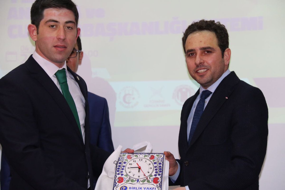 GencBirlik043's tweet photo. TBMM Divan Kurulu Üyesi Sn.İshak Gazel Beyefendnin sunumuyla Yeni Anayasa ve Cumhurbaşkanlığı Sistemi konusu İslendi https://t.co/ImylNFxTUA