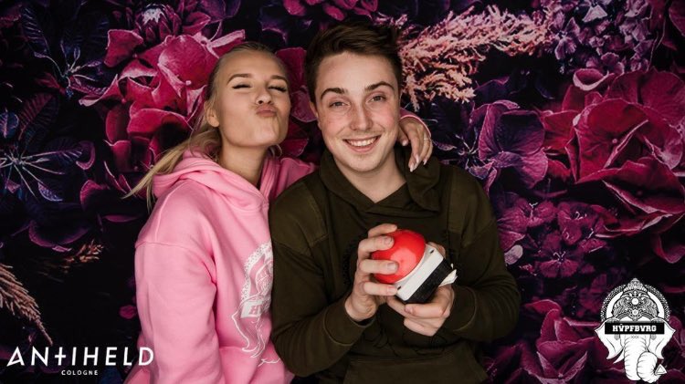 saraahhca's tweet photo. RT für dieses süßes, lustiges, humorvolles, liebevolles &amp; verlobtes Pärchen .. 🌹💛

#KCA #KCALieblingsvlogger #DagiBee #Abstimmen https://t.co/Cr2adPBX9v
