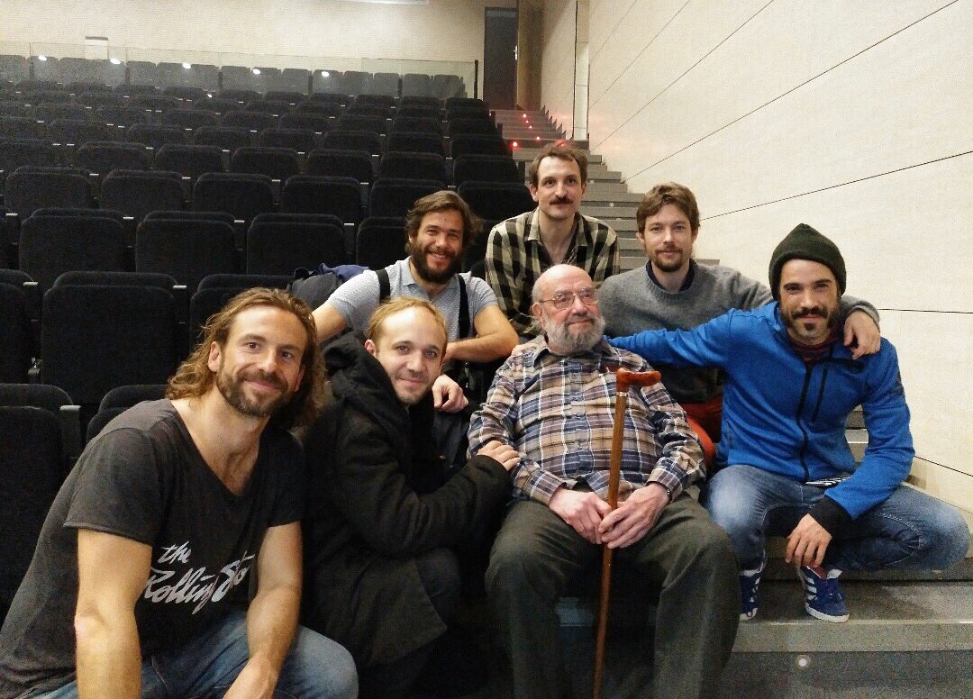 metaproduccion's tweet photo. Momentos mágicos e irrepetibles. #AlfonsoSastre con la cia #EscuadraTeatro @centrodramatico @HondarribiaInfo https://t.co/WiRjXqICEb