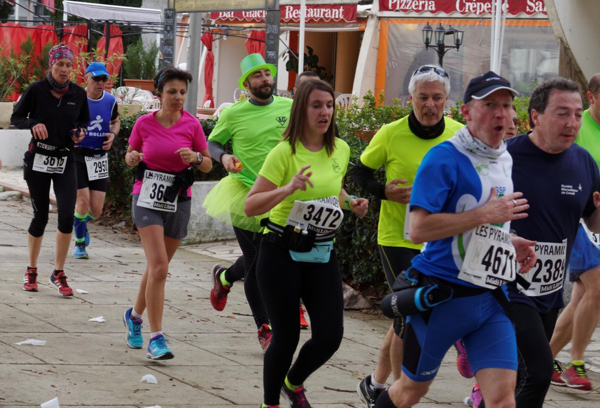 olavtorvund's tweet photo. Når menn i Tu-tu og flosshatt dukker opp, da vet man at eliteklassen har passert #halvmarathon https://t.co/CrQ2dTP1PN