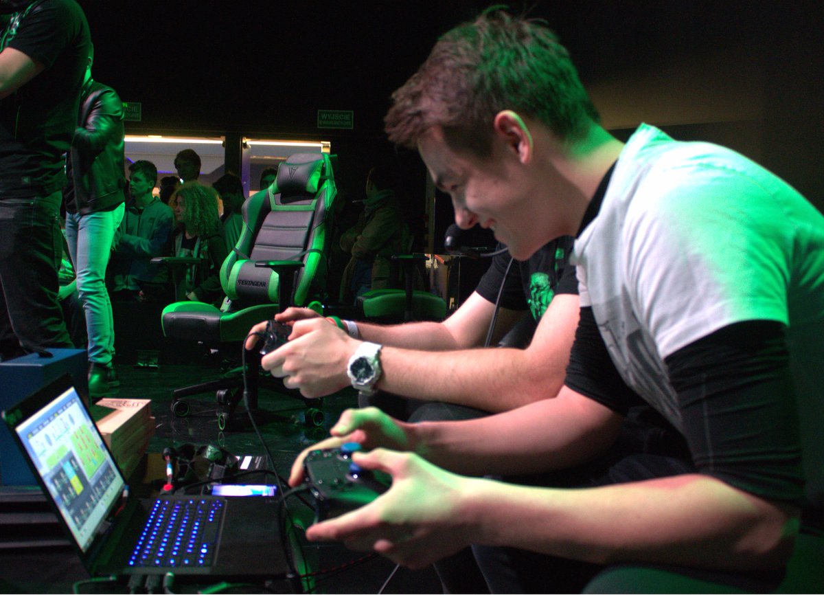 SmashcastPL's tweet photo. .@LachuHQ ponownie na stoisku Razer na IEM Katowice z wieloma konkursami FIFA 17 o 13:00! ️⚽️👊

https://t.co/4fh6MnQw2N https://t.co/tvN42kwVwP