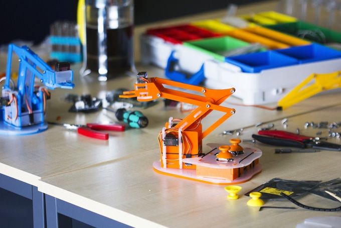 Build your own Raspberry Pi-controlled robot arm with this Kickstarter kit