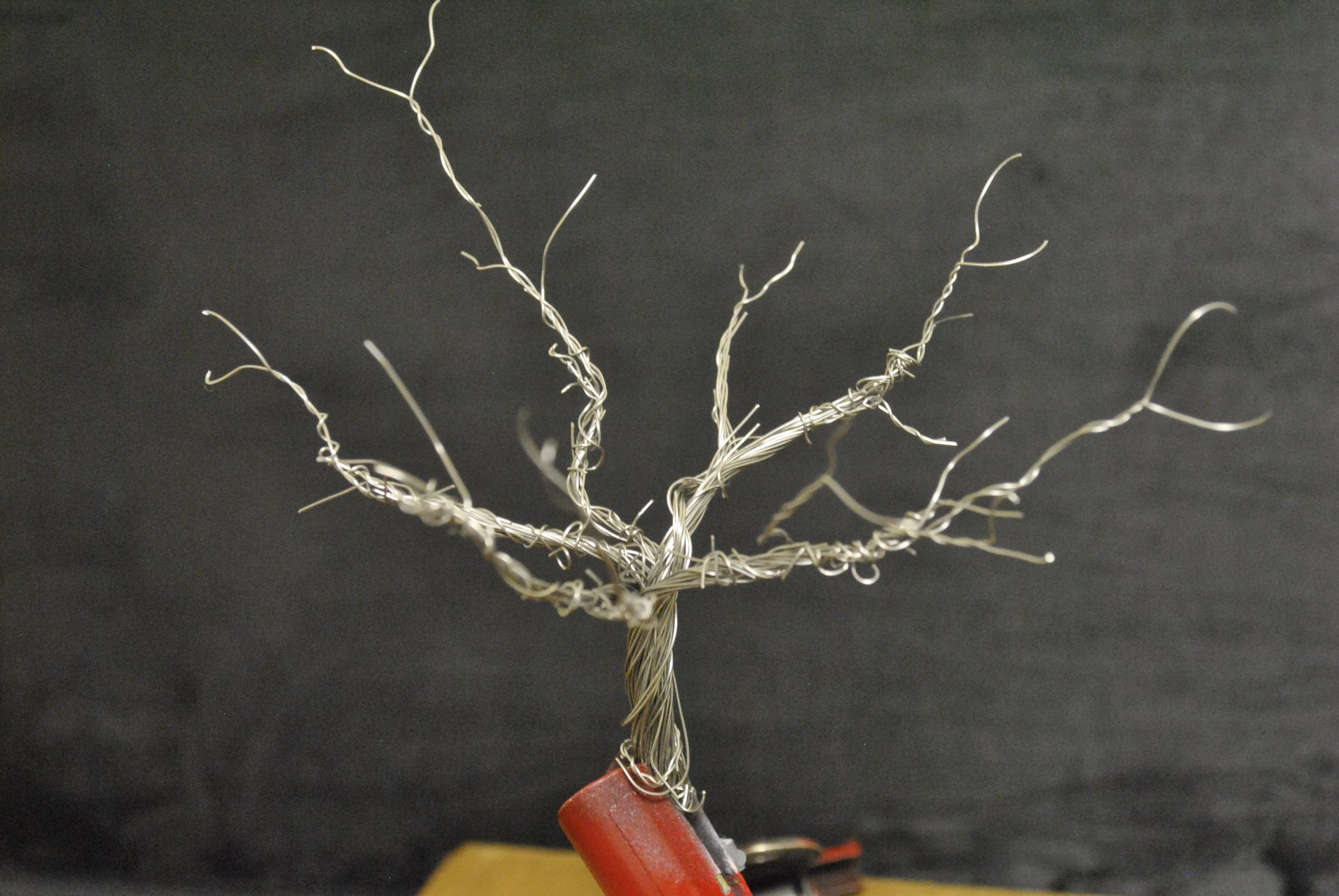 スヅキダイスケ 明自機 針金束ねて木を作ろうの巻 製作中は指に針金がぶすぶす刺さって本当に痛かったです というか木の作り方見てると多くの方がオランダドライフラワーとかいうわけワカメな草だか花だか使っててなんぞそれでした みんなの家には咲い