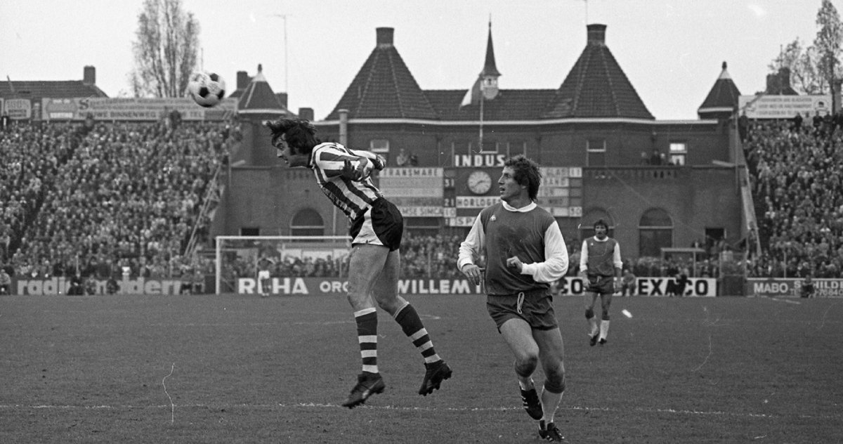 OldFootball11's tweet photo. #SpartaRotterdam v #Feyenoord; #RotterdamDerby #spafey; stadium #HetKasteel; #RayClarke and #DickSchneider
Via @Plakplaat63 https://t.co/ZWhmm9Hii1