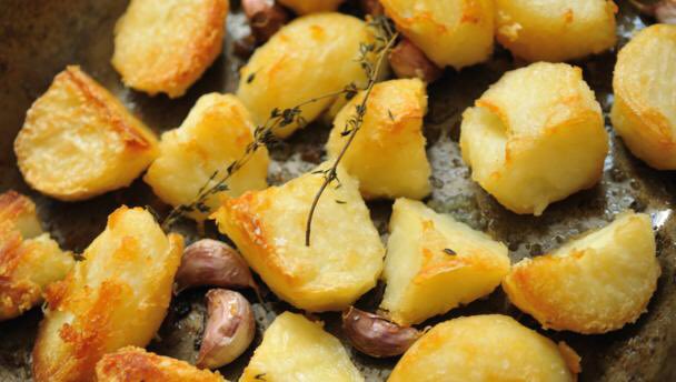 TheBeeInn's tweet photo. Who doesn't love a proper homemade roast potato! 
Roasted in Garlic &amp; Rosemary. It's toasty in here too #Beesundaylunch 01492 650291 https://t.co/3oCk5oQh80