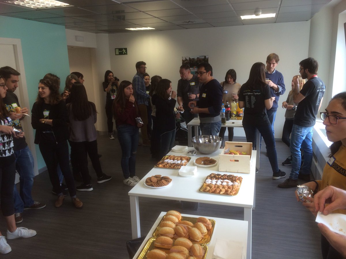 GirlsInLab's tweet photo. Con la barriga llena pensamos mejor 😀🍪🍩 #GirlsTechAdventure #NetSuite https://t.co/Tx0qA7TWXF