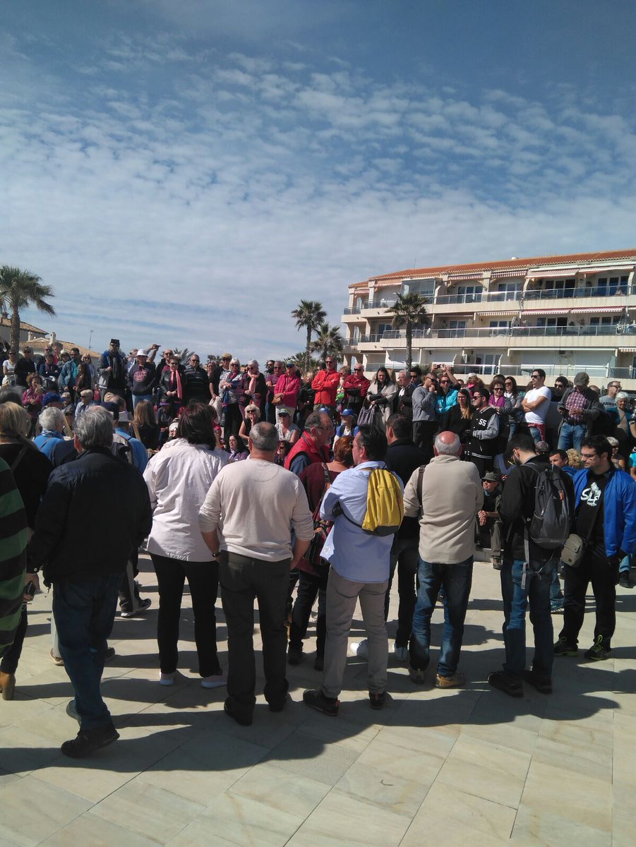 som_compromis_'s tweet photo. Movilización ciudadana ante la pasividad del gobierno oriolano en defender nuestro litoral 🌊🌴 #SOSCalaMosca #Orihuela https://t.co/oq3FmOJbWG