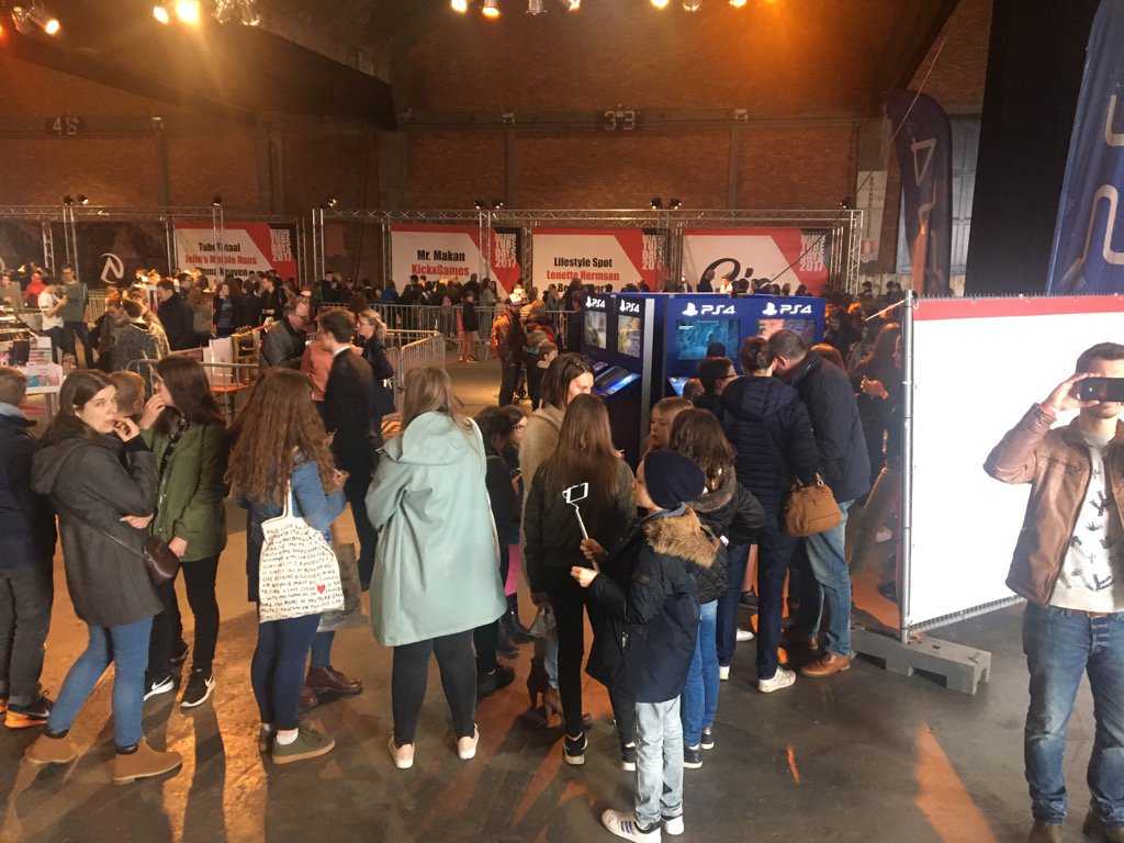johnwmleek's tweet photo. #belgiantubedays #gio is superpopulair! Een rij van ruim 50 meter fans #letsyoutube https://t.co/NYg2Ttlu99