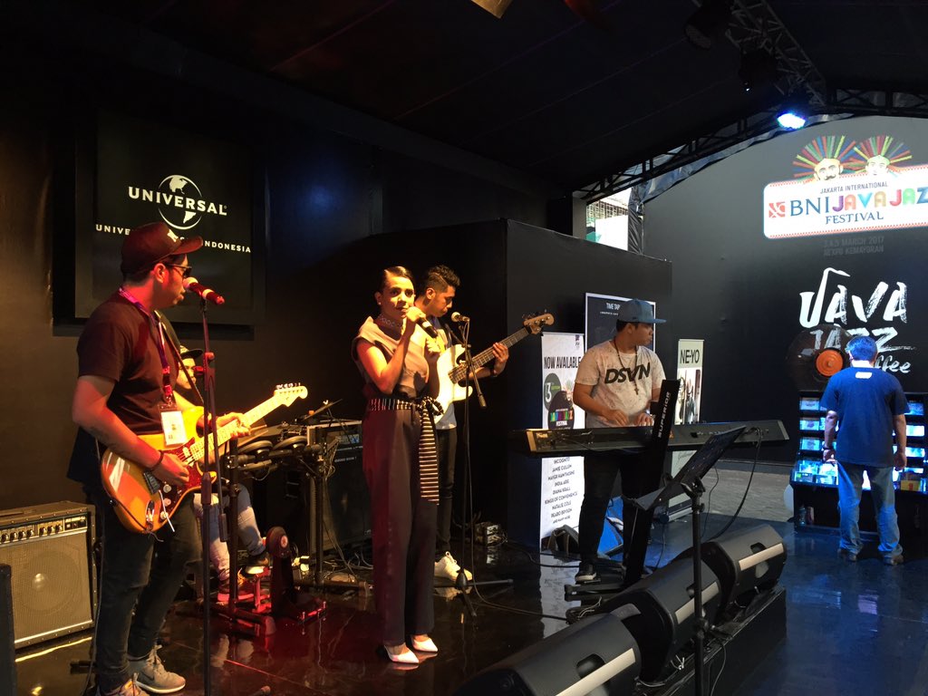 umusicindonesia's tweet photo. Now on stage @NowelaIDOL8 @ Universal Music Indonesia booth #JavaJazzFestival2017 https://t.co/yfDgpyAtTP